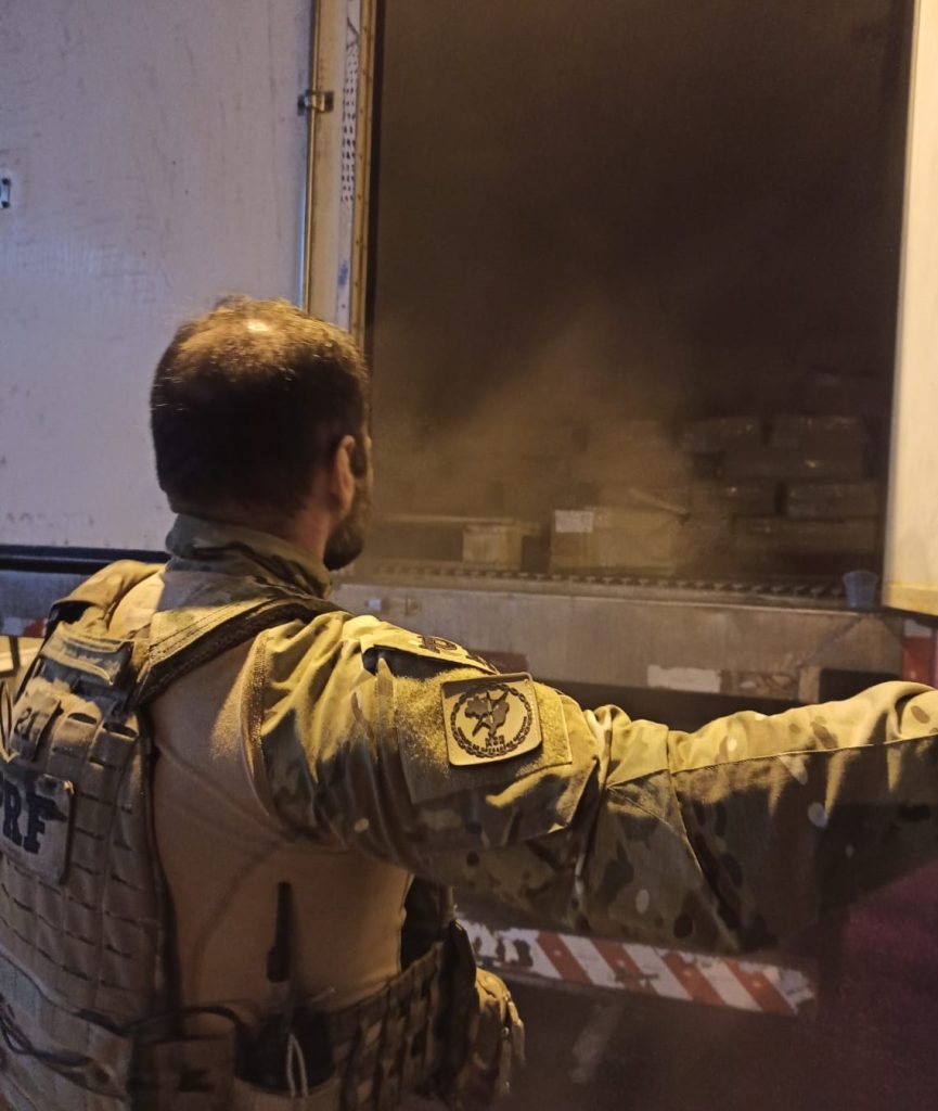 PRF encontra três toneladas de camarão argentino contrabandeado em carga de peixe na BR-101