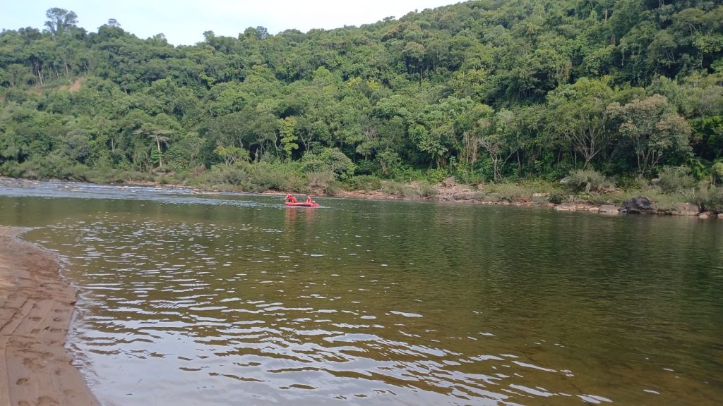 Após três horas de buscas intensas, bombeiros localizam corpo de adolescente afogado em rio