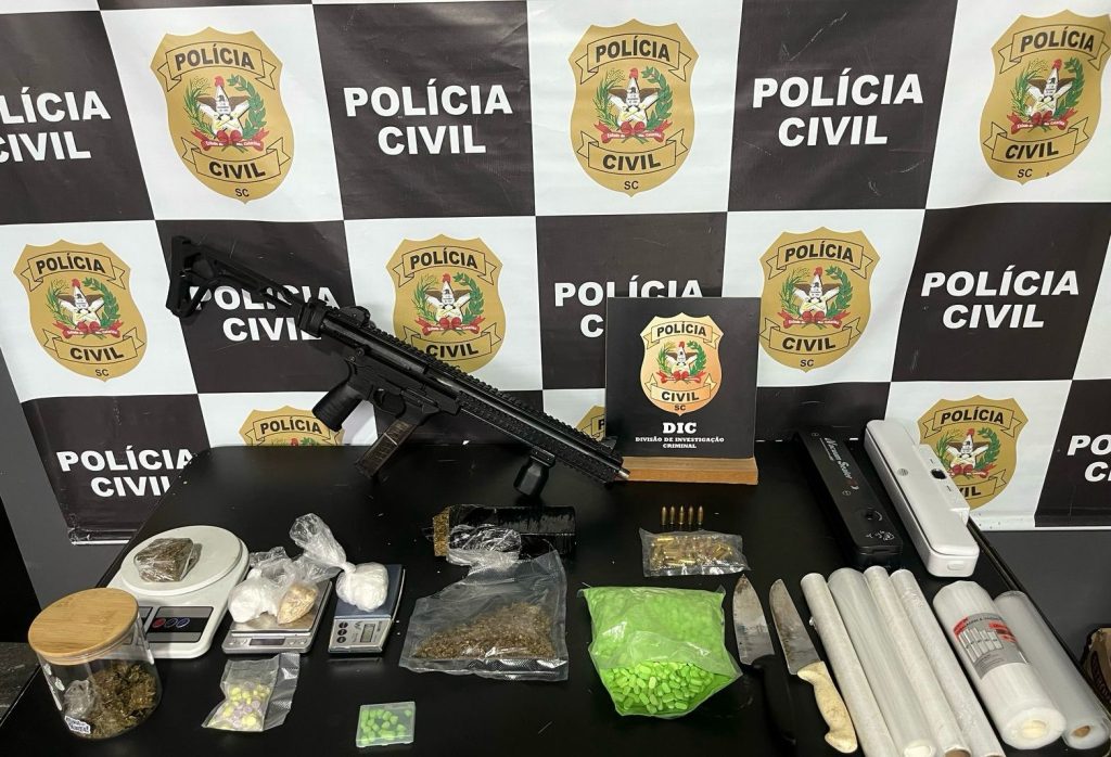 DIC – Mulher é presa por tráfico e posse de submetralhadora