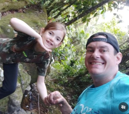 PC de SC pede ajuda para encontrar pai que sequestrou filha ‘por supostos abusos praticados pelo avô’