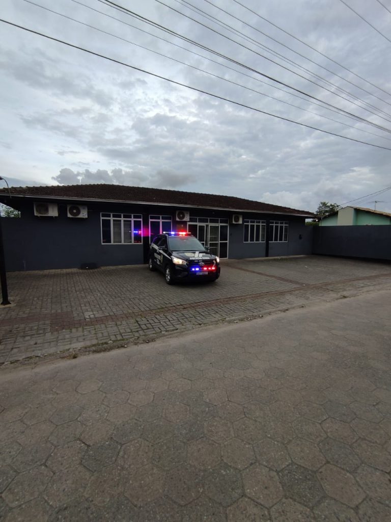 Jovem envolvida em crime de homicídio e tráfico de drogas é internada pela polícia