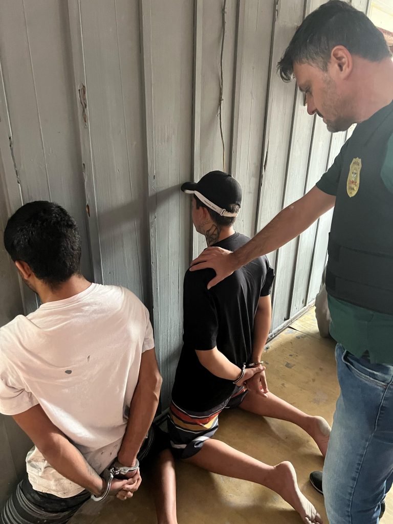 Operação prende traficantes: Um era foragido e outro tentou engolir drogas para fugir do flagrante