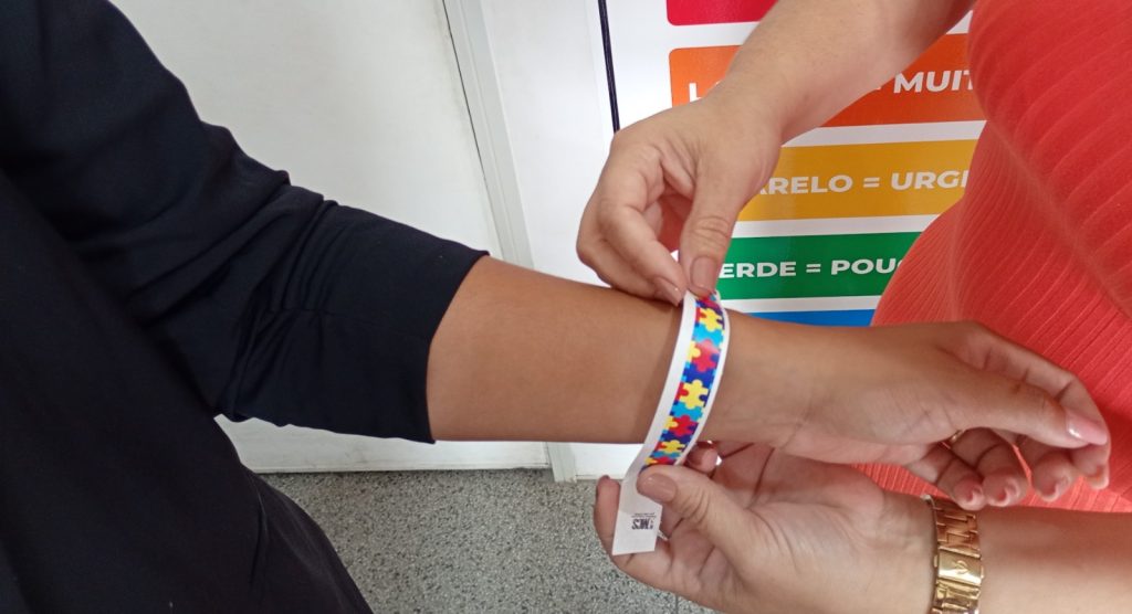 PA 24h e Centro de Hidratação de Barra Velha recebem pulseiras de identificação para autistas