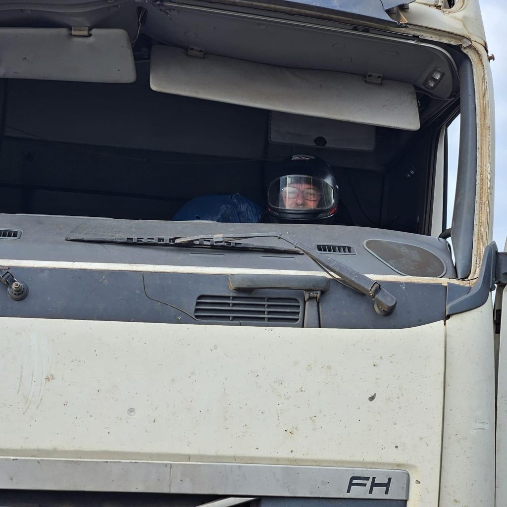 PRF flagra motorista de carreta usando capacete: entenda o motivo