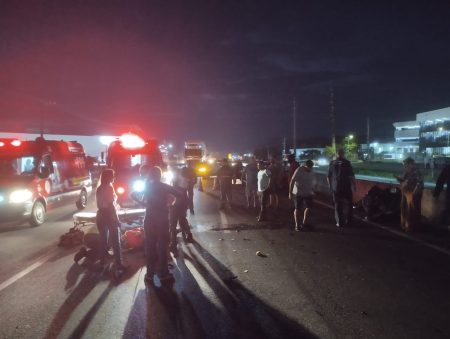 Motociclista fica ferido após colisão com veículo de passeio