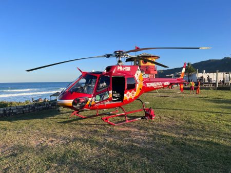 VÍDEOS – Parapentista é resgatado após queda em costão