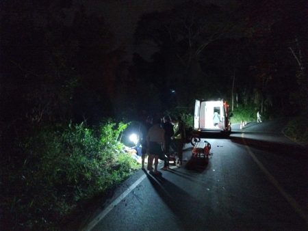 Motociclista sofre ferimentos graves ao ‘se perder na curva”