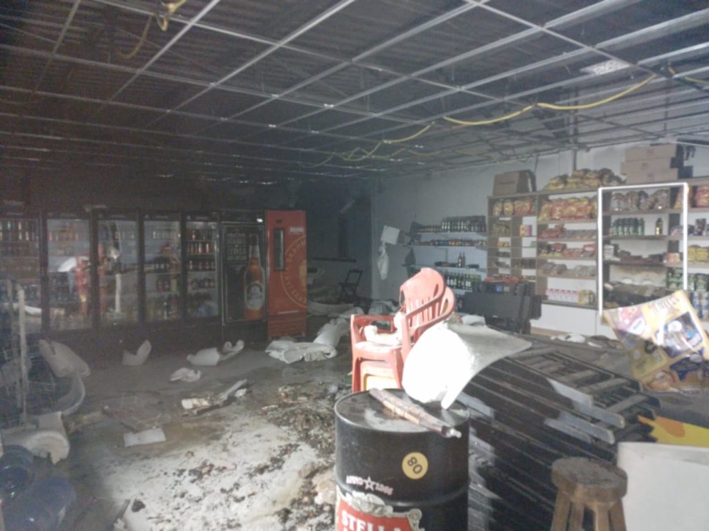 Incêndio em loja de conveniência mobiliza bombeiros durante a madrugada