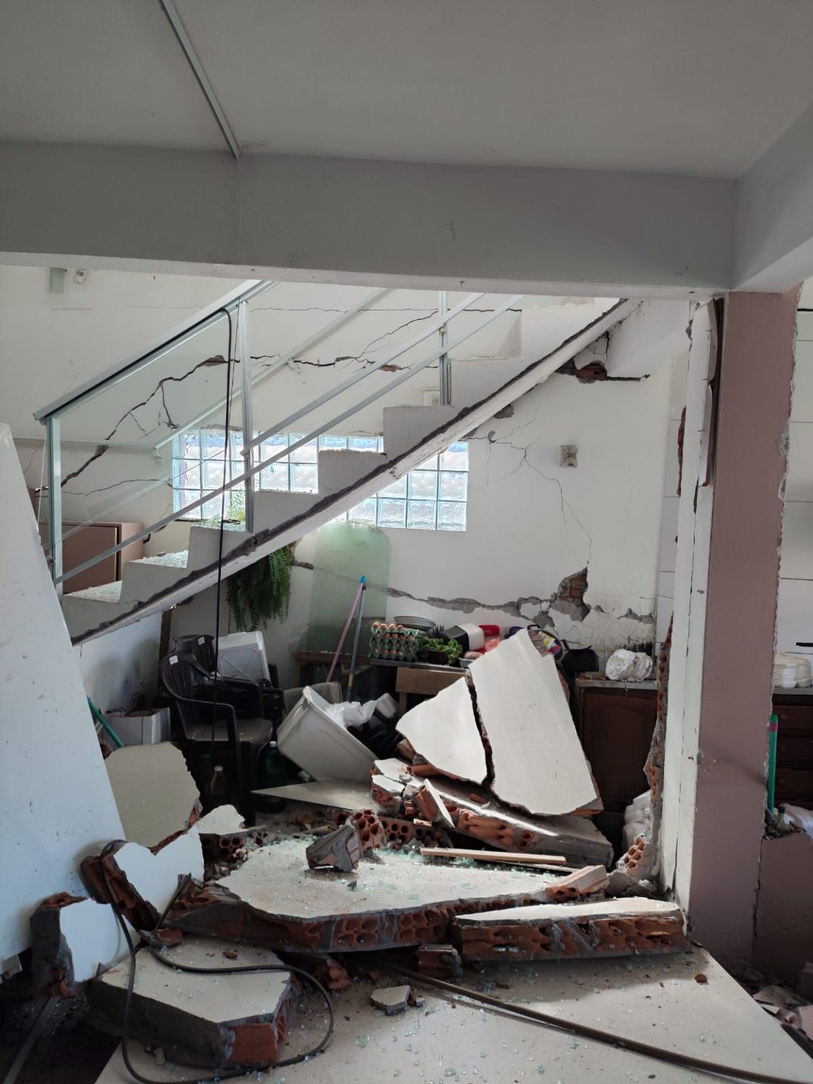 Funcionária fica ferida após explosão em lanchonete