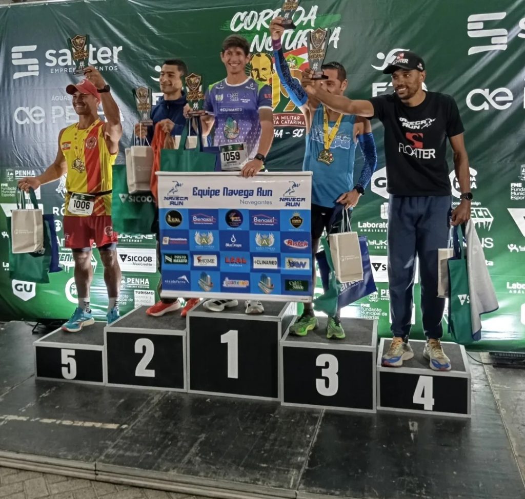 1ª Corrida Noturna da Polícia Militar reúne mais de 800 atletas em Penha em um trajeto que desafiou os participantes com trechos de subida e clima festivo. Com percursos de 5 e 10 quilômetros, a corrida foi marcada pela integração entre atletas, comunidade e forças de segurança, além de celebrar os 190 anos da PMSC.