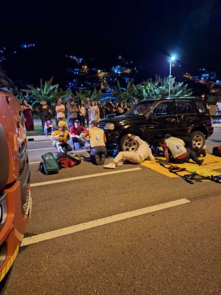 Motociclista fica preso debaixo de veículo após grave acidente
