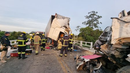Grave acidente na BR-280 mobiliza bombeiros de diversas cidades e deixa dois motoristas gravemente feridos
