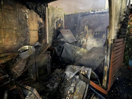 Estabelecimento comercial é destruído pelo fogo durante a madrugada