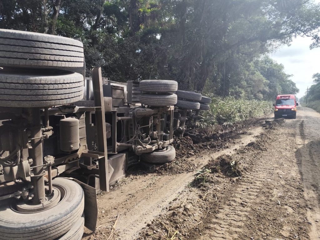 Carreta tomba em e motorista é levado ao Pronto Atendimento com ferimentos