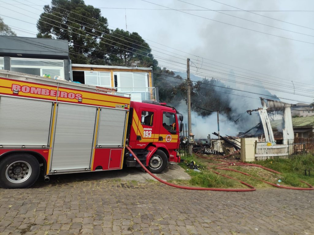 Incêndio destrói residência; Bombeiros usam 20 mil litros de água no combate às chamas