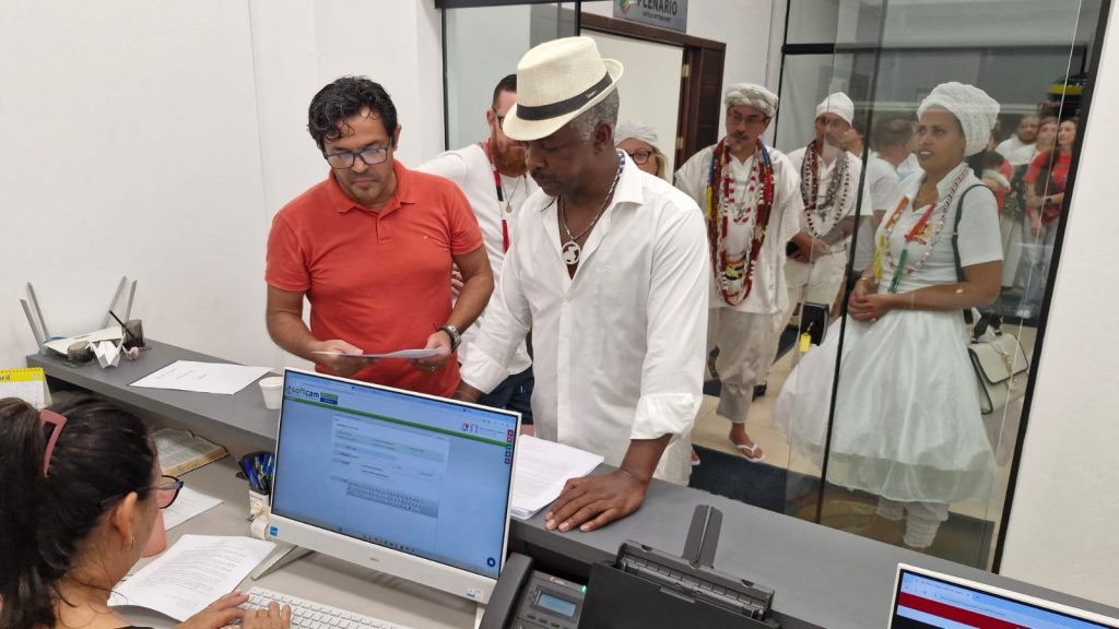 RELIGIÃO AFRICANA – Após ataque nazista, dirigente entrega carta de repúdio na Câmara de Barra Velha; veja o vídeo
