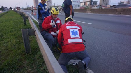 Condutor de carro ‘corta frente de motociclista’ e causa acidente em Barra Velha: Bombeiros Voluntários reforçam orientações