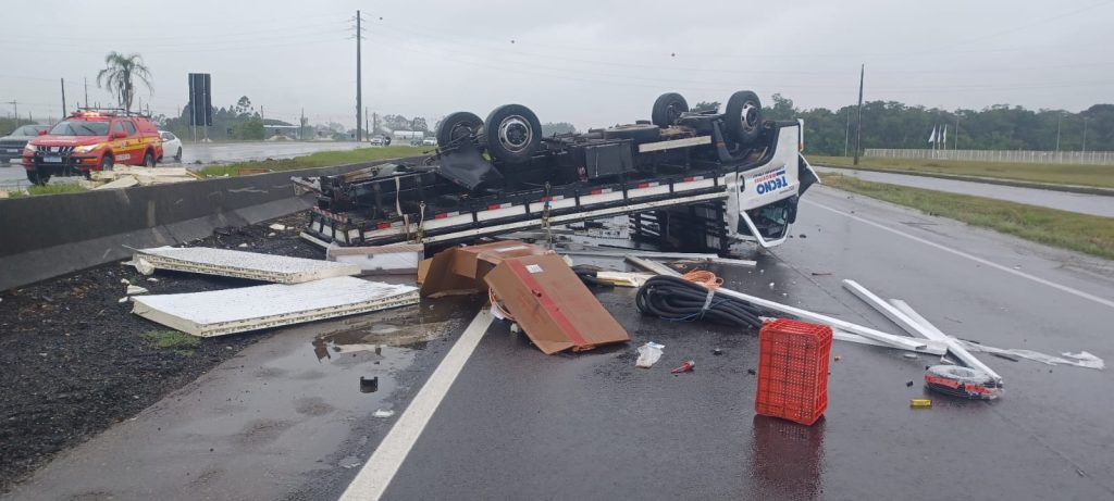 Capotamento deixa dois feridos; caminhão caiu na pista contrária
