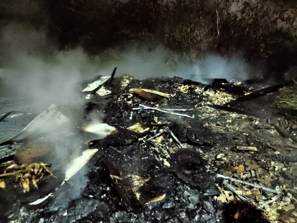 Incêndio destrói depósito de madeira em Barra Velha
