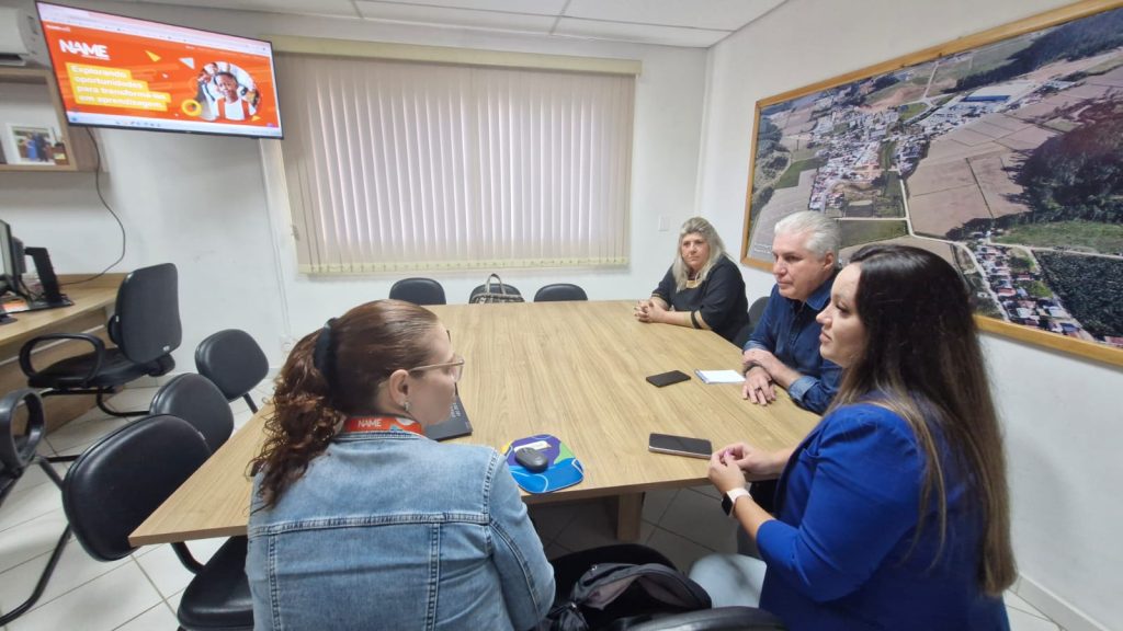 Educação de São João do Itaperiú recebe representantes do NAME Indica e reforça compromisso com gestão educacional baseada em dados