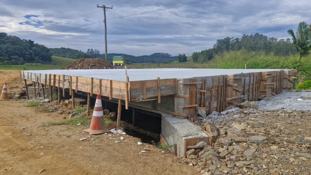 Importante ponte em São João do Itaperiú recebe concretagem e se aproxima da entrega