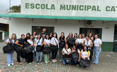 Na Semana do Pedagogo, Educação de São João do Itaperiú visita unidades escolares do município