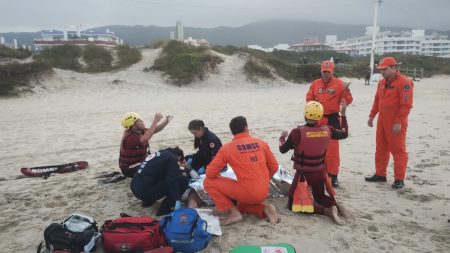 Homem é resgatado do mar após cair de costão durante trilha