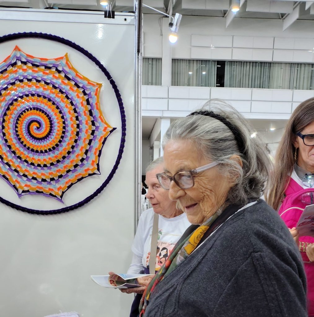 Grupo de artesanato do SCFV de Barra Velha visita Feira Algodão Doce em Florianópolis