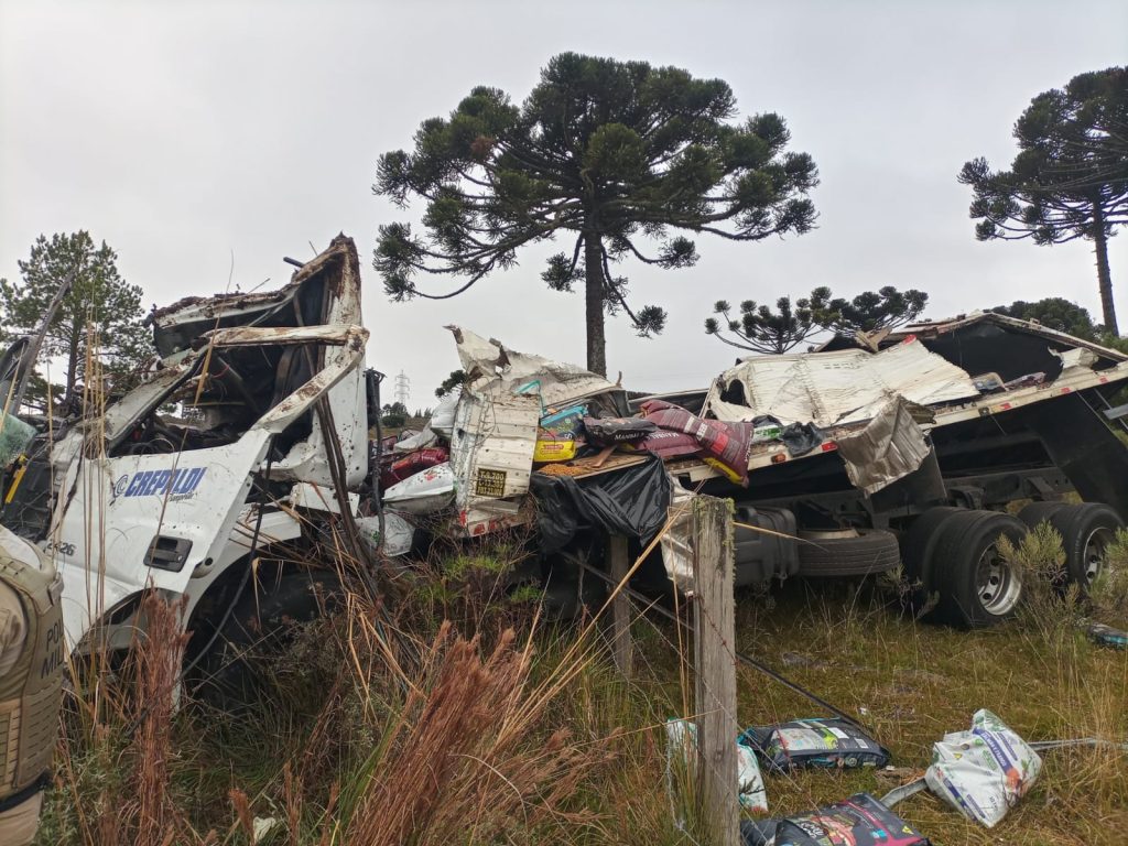 Caminhão tomba em rodovia, uma pessoa morre e outra fica ferida