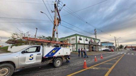 São João do Itaperiú inicia instalação de 100 lâmpadas de LED: economia, segurança e cidade mais iluminada