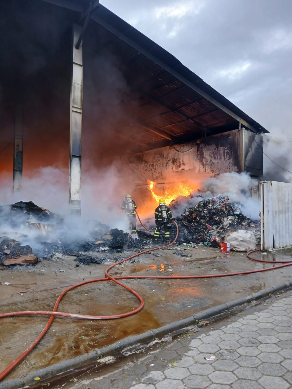 Incêndio de grandes proporções atinge galpão de empresa de reciclagem
