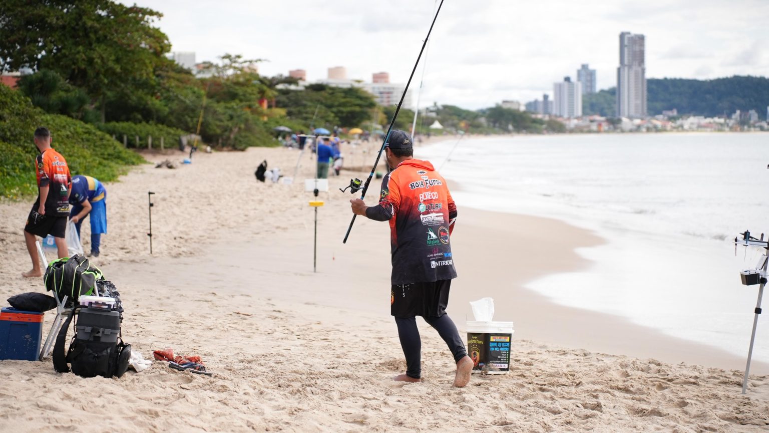 1º Torneio de Pesca de Praia reúne mais de 140 participantes em Penha
