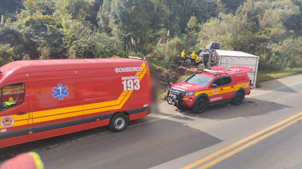 Motorista de veículo de passeio morre ao se envolver em colisão com carreta e caminhão