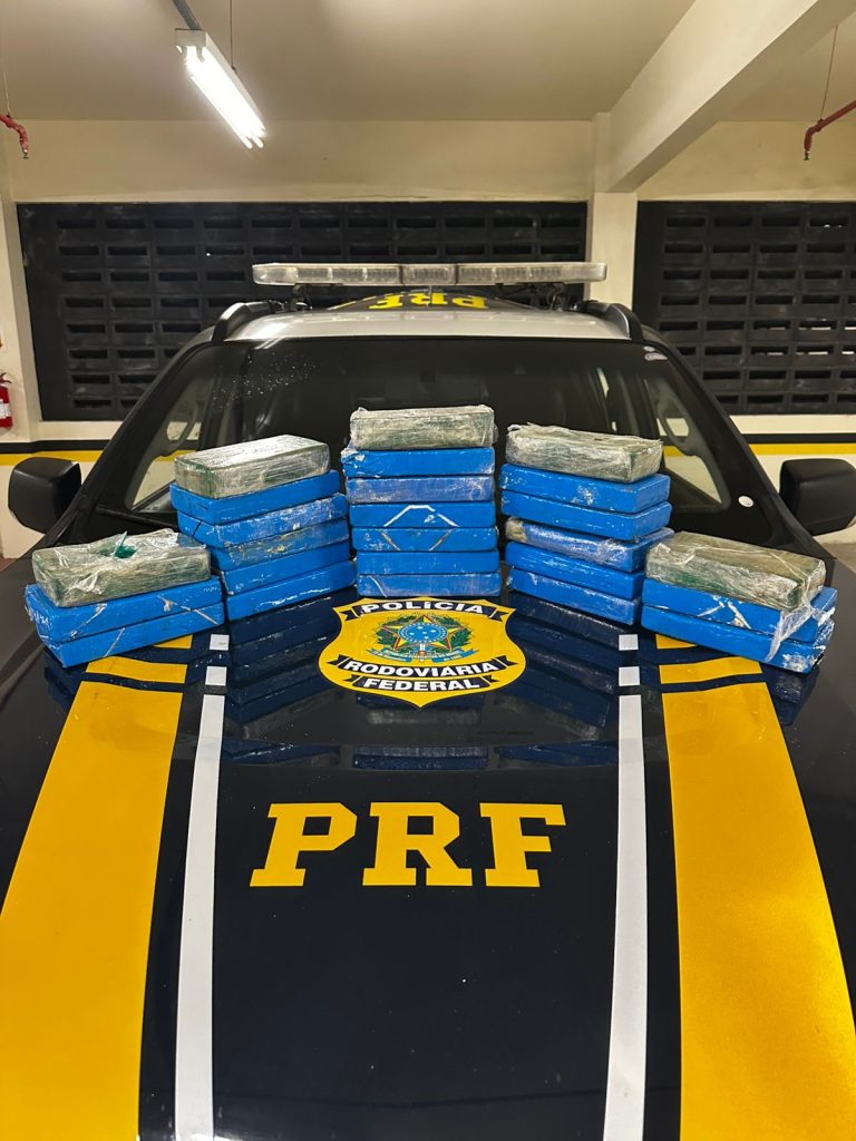 Motorista tenta fugir da PRF e é preso com 25 quilos de cocaína