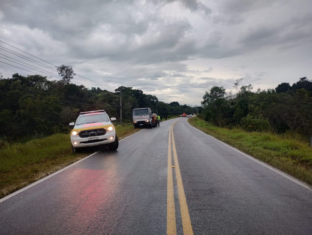 Ciclista morre em colisão com caminhão