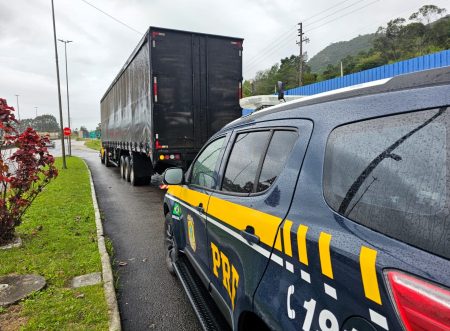 Motorista forja assalto, desvia carga milionária e é preso pela PRF