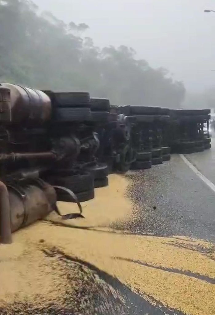 VÍDEOS – Tombamento de carreta interdita BR-376 na Serra da Garuva e gera longo congestionamento
