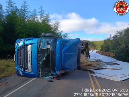 Caminhão tomba e motorista é socorrido por populares