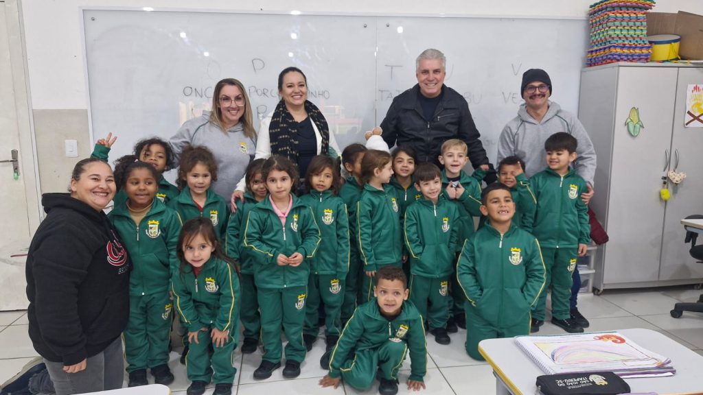 Entrega de uniformes de inverno garante conforto e acolhimento para mais de 750 alunos da Rede Municipal de São João do Itaperiú