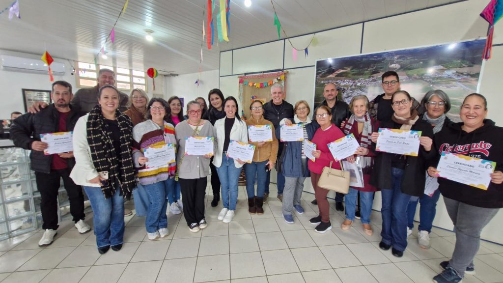Prefeitura de São João do Itaperiú entrega certificados e anuncia novos planos para fomentar a cultura local