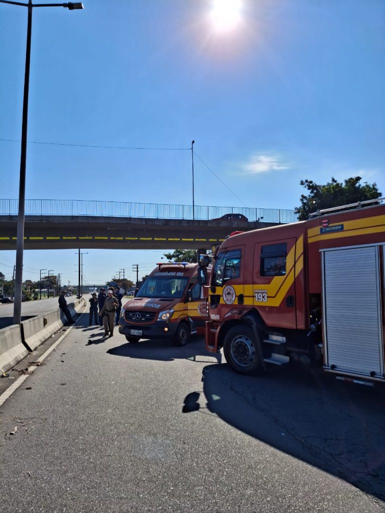 Motociclista é arremessado de viaduto e morre atropelado