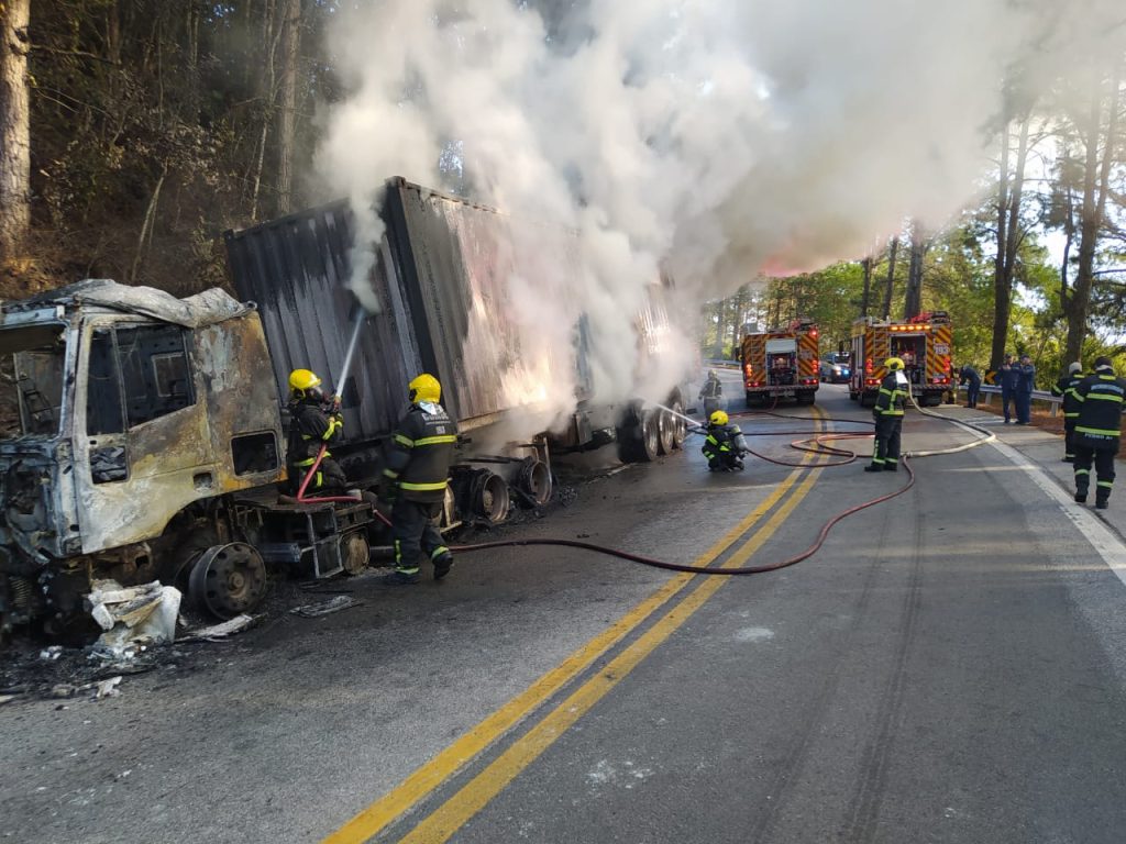 Rodovia segue interditada após carreta pegar fogo