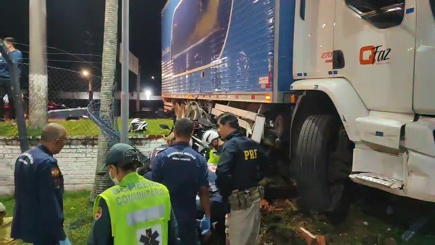 Caminhoneiro embriagado três vezes acima do limite criminal atropela motociclista