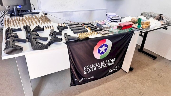 Desfalque no crime: Polícia Militar apreende fuzis, pistolas e mais de 11 kg de drogas