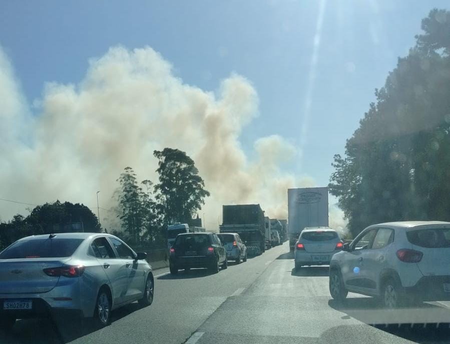 š„ Fogo em vegetação cobre BR-101 de fumaƧa e causa congestionamento em Barra Velha (SC)