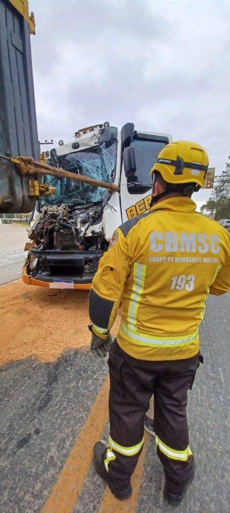 Caminhões colidem na BR-280 e um dos motoristas é encaminhado ao hospital