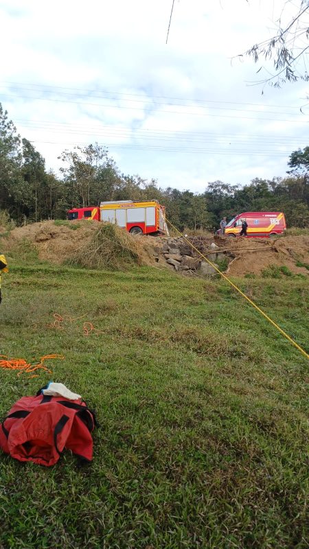 Idosa é resgatada após cair em ribanceira