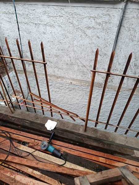 Homem fica ‘empalado’ em estado grave ao cair de telhado