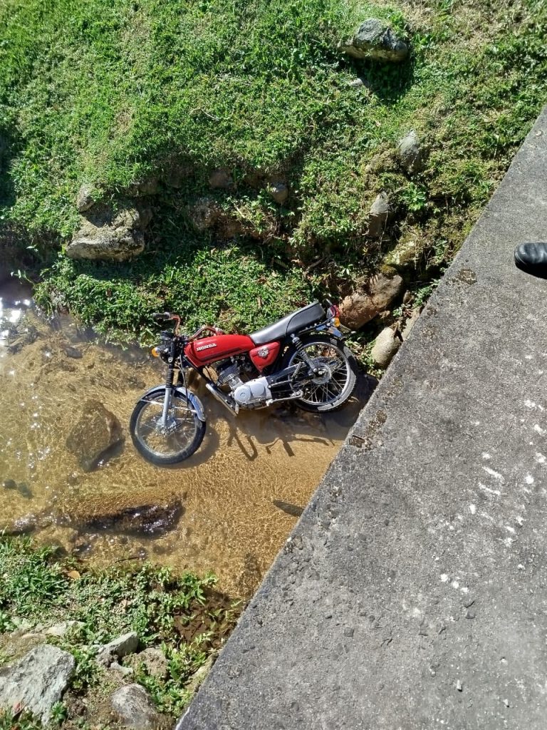 Motociclista perde controle e cai de ponte