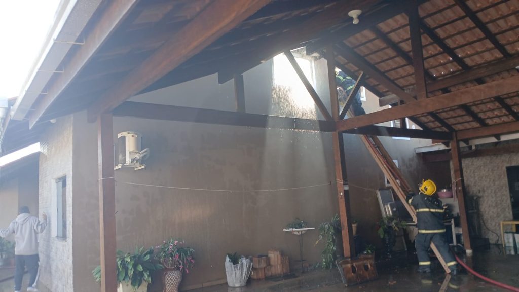 Casa de idosos pega fogo em Barra Velha; bombeiros usam cerca de 15 mil litros de água no combate